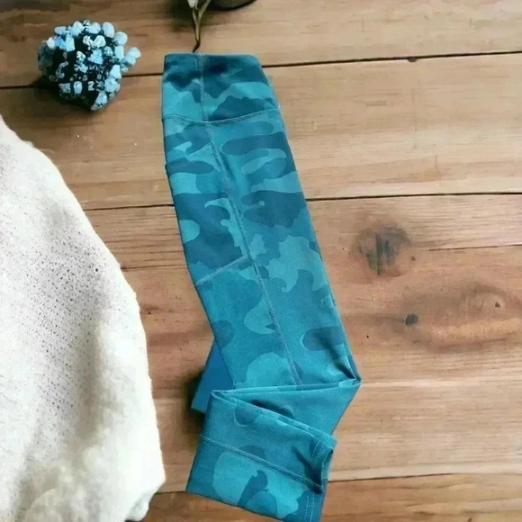 Body Glove women’s Teal Camo leggings size XS with two convenient pockets. - Picture 7 of 7